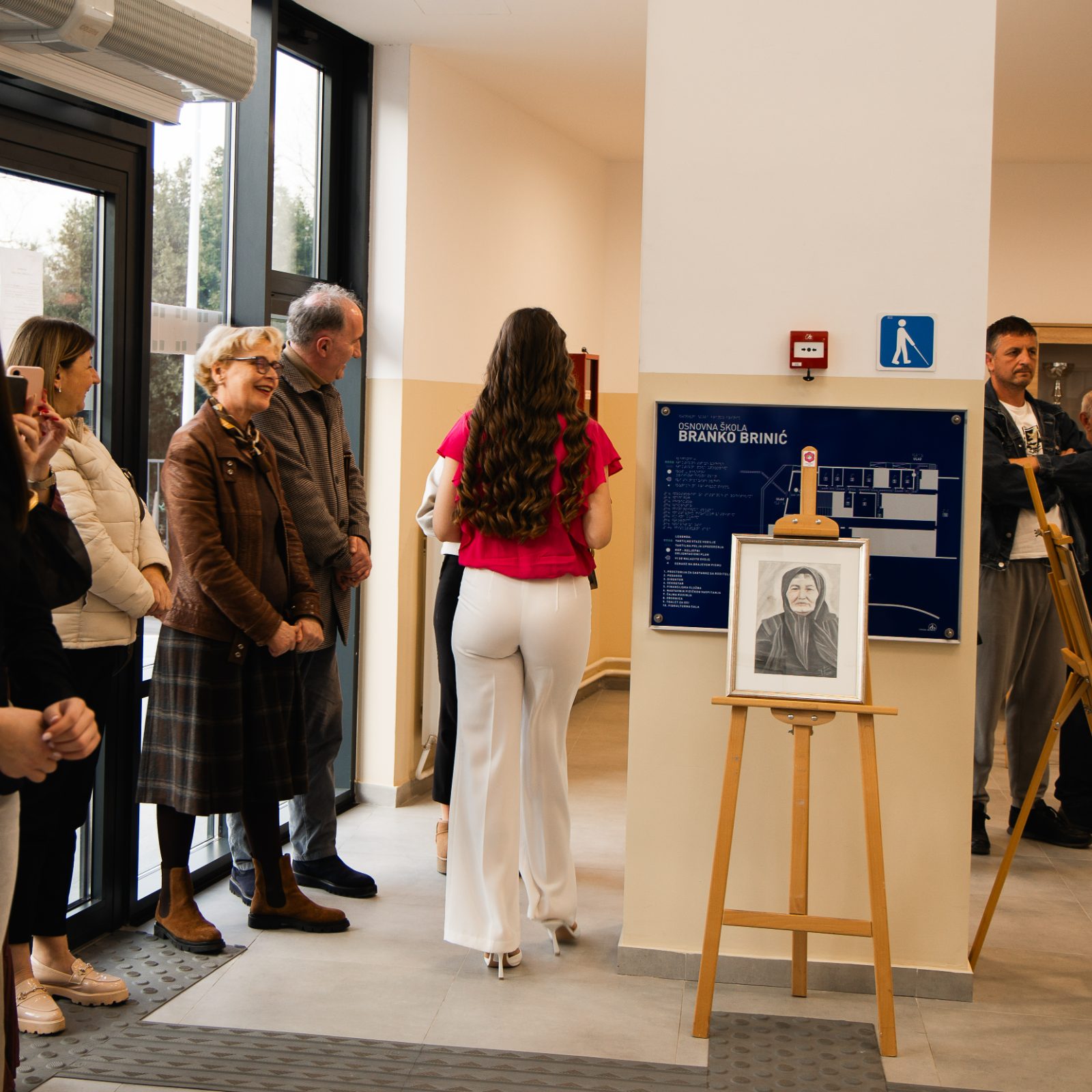 Guests gathered at the entrance during the opening of Iskra znanja